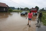 Powódź w Żarnowcu: Ulice zmieniły się w rwące rzeki [ŻARNOWIEC POD WODĄ - ZOBACZ ZDJĘCIA]