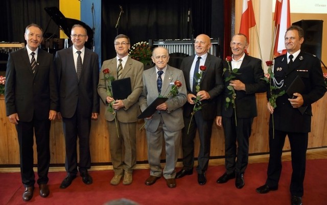 Na zdjęciu od lewej: burmistrz Sylwester Lewicki, przewodniczący rady miejskiej Piotr Antkowiak, Waldemar Górski, Antoni Drohomirecki, Adam i Jan Tyrałowie, Piotr Pawełczyk.