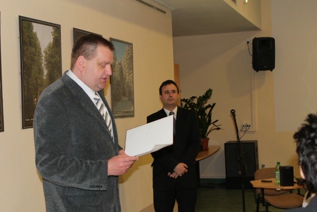 Krzysztof Osiński (z prawej) wygłosił wykład wzbogacony  zdjęciami i prezentacją.