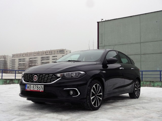 Fiat Tipo hatchback Tipo w wersji hatchback ma długość 436,8 cm, w wersji Station Wagon 457,1 cm. Są też różnice w wysokości, wynosi ona odpowiednio 149,5 cm oraz 151,4 cm. Szerokość obu wersji to 179,2 cm. Krótszy i niższy hatchback ma bardziej sportowy charakter dzięki zwartej i dynamicznej sylwetce nadwozia. W nim najbardziej liczy się styl. Za to Station Wagon wyraźnie podporządkowany jest funkcjonalności.Fot. Motofakty.pl