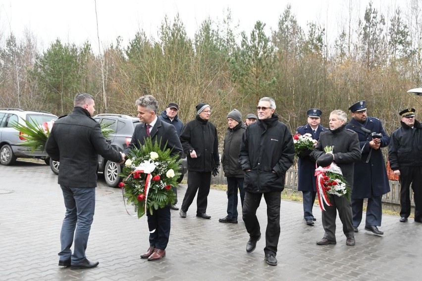 W Kielcach upamiętniono rocznicę wprowadzenia stanu wojennego. Były pieśni i wieńce [ZDJĘCIA] 