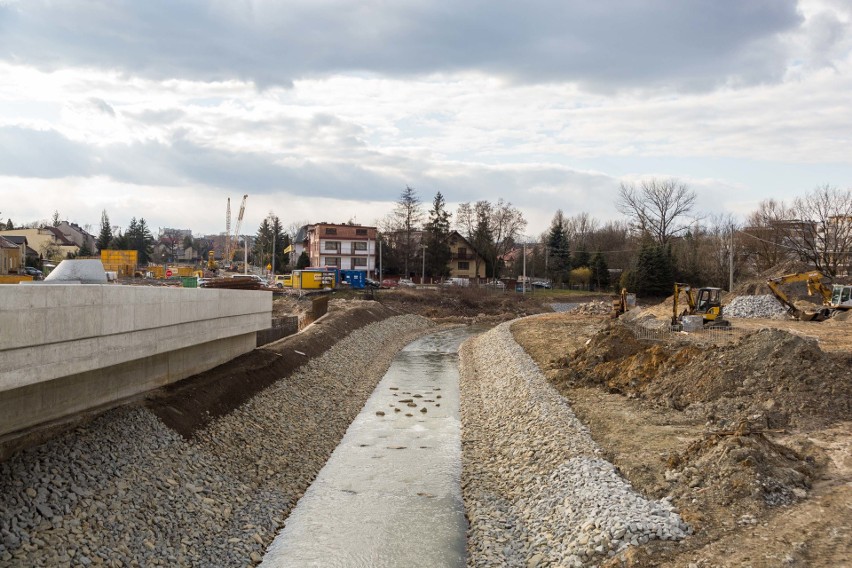 Kraków. Pogoda sprzyja przyspieszeniu budowy Trasy Łagiewnickiej. Prace prowadzone są przez małe brygady zachowujące odstęp [ZDJĘCIA]