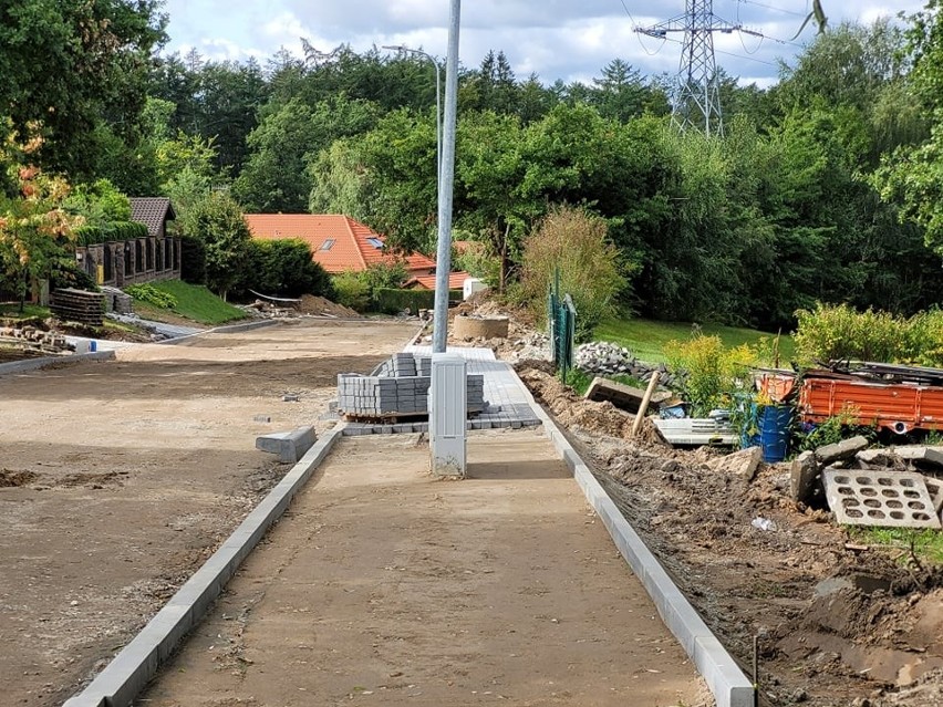 Słupsk. Skrzynka i słup na środku chodnika. Na razie