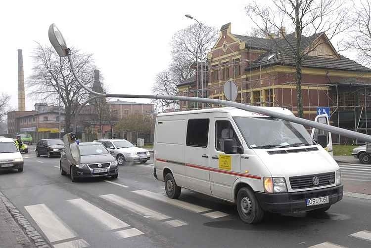 Na rondzie u zbiegu ulic Madalinskiego i Kaszubskiej w...