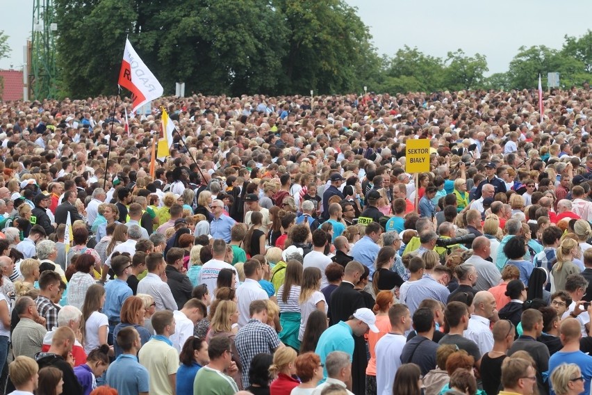 Msza papieska na Jasnej Górze. Wierni słuchają homilii...