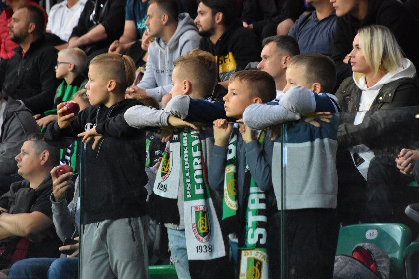 Tysiące kibiców pojawiły się na stadionie przy Hutniczej,...