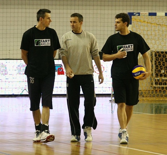 Maciej Dobrowolski (w środku) trenował w poniedziałek z drużyną, ale nie jest jeszcze w pełni sił po urazie lewego stawu skokowego, jakiego nabawił się w minioną środę.