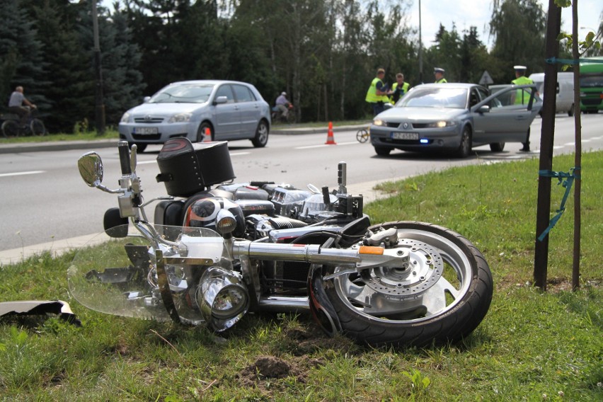 Wypadek w Tarnobrzegu. Motocyklista z poważnym urazem nogi