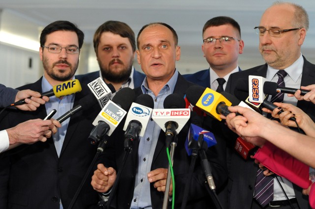 Paweł Kukiz i jego wspólpracownicy na konferencji prasowej