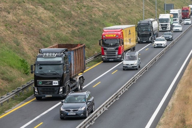 Awaria tira na autostradzie A2 za węzłem Krzesiny w kierunku Świecka. Na autostradzie A2 tworzą się duże korki.