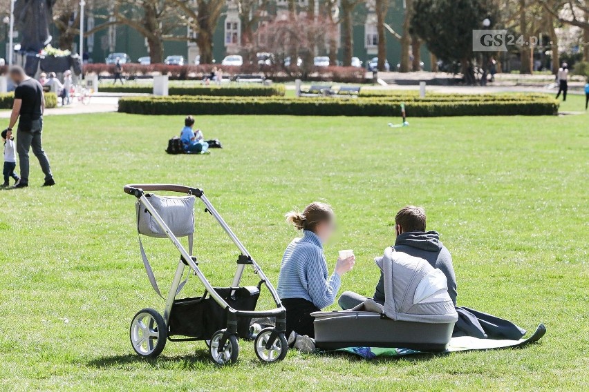 Jasne Błonia, parki, bulwary i lasy w Szczecinie otwarte. Spacerowiczów nie brakuje. Zobacz zdjęcia - 20.04.2020