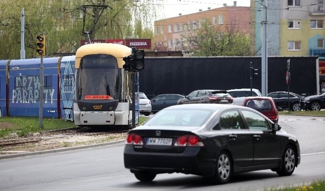 Na rondzie Lotników Lwowskich sygnalizatory już są, ale na razie nie będą działały.