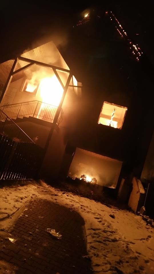 Nowy dom w Michałowicach spłonął doszczętnie, a z nim samochód w garażu
