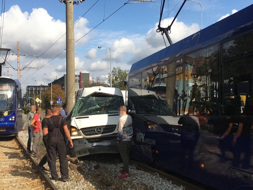 Wypadek busa i tramwaju na Ślężnej. To cud, że kierowca żyje [ZDJĘCIA]