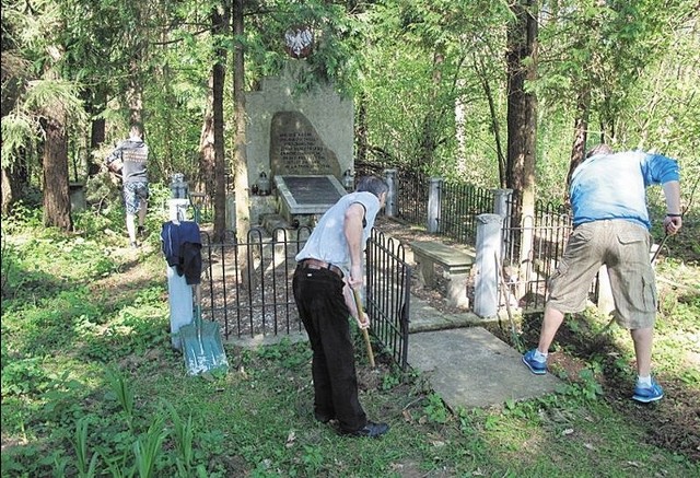 Osadzeni z Czerwonego Boru porządkowali zaniedbane miejsce pamięci w Giełczynie