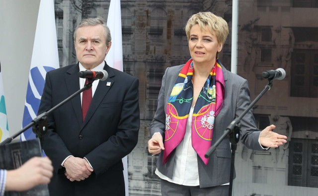 Wicepremier Piotr Gliński (PiS) i prezydent Łodzi Hanna Zdanowska (PO). Rząd i Łódź na promocję Expo 2022 wydali łącznie 34,7 mln zł.