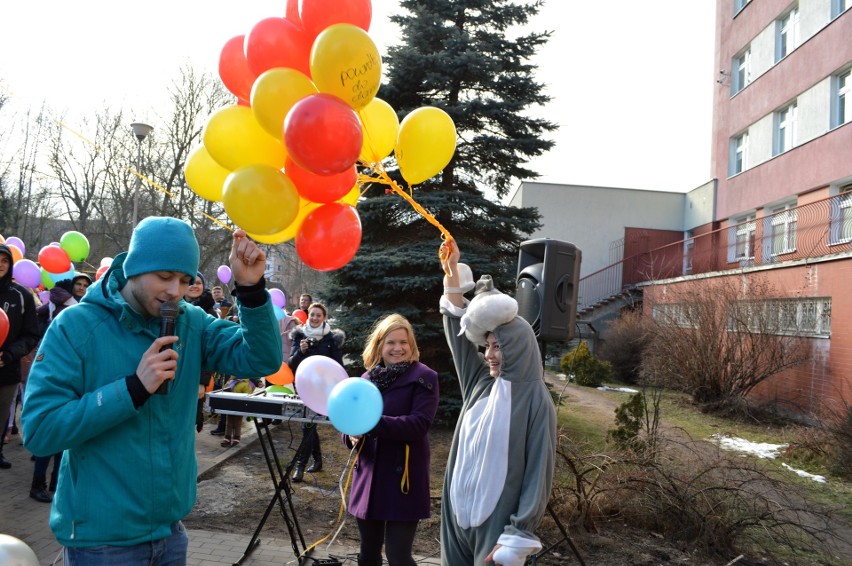 Balony z marzeniami odleciały w niebo. Fundacja "Pomóż Im" świętuje Dzień Dziecka z Chorobą Nowotworową [galeria]