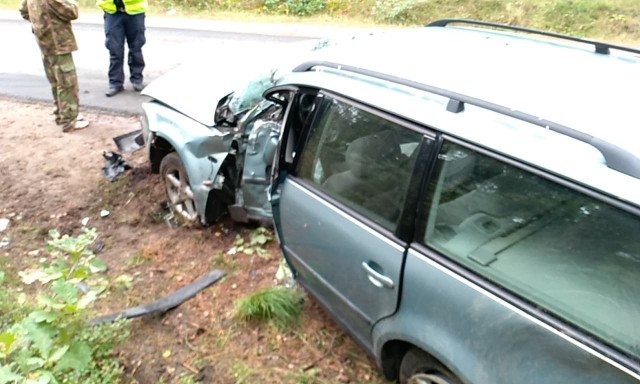 Na drodze prowadzącej z Dębnicy kaszubskiej do Podwilczyna doszło do zdarzenia drogowego. Kierujący samochodem osobowym marki Volkswagen stracił panowanie nad samochodem, zjechał na pobocze i uderzył w drzewo. Pogotowie zabrało żonę kierującego do szpitala.