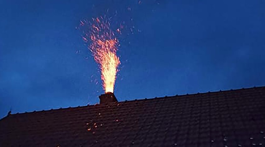 Polany. Nocny pożar domu omal nie pozbawił mieszkańców dachu nad głową [VIDEO]