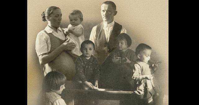 Zdjęcie rodziny Ulmów wykonane zapewne niedługo przed śmiercią. Wiktoria spodziewała się wtedy kolejnego dziecka