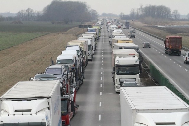 Pożar tira na A4. Zablokowana jest autostrada w kierunku Wrocławia, tworzą się duże korki. Zdjęcie ilustracyjne.