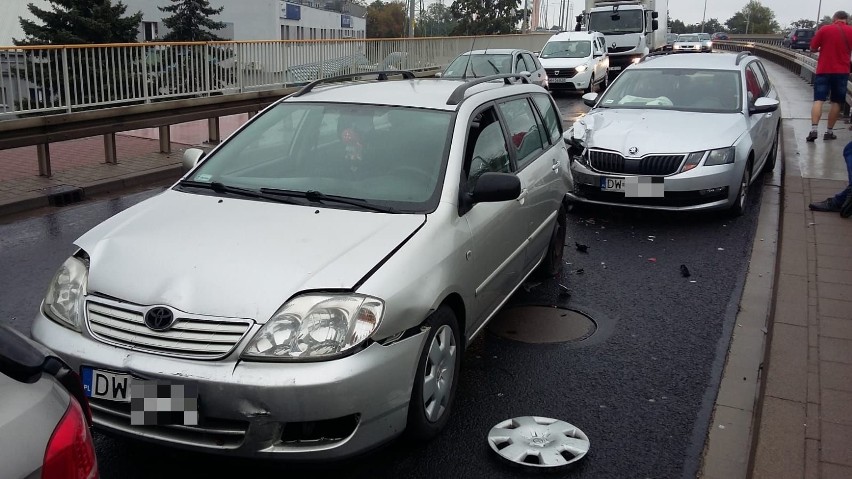 Wypadek czterech aut na moście Milenijnym. Dwie osoby ranne [ZDJĘCIA]