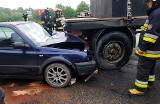 Volkswagen wbił się w przyczepę ciężarówki. Jedna ranna osoba w szpitalu