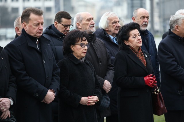 Członkowie Prawa i Sprawiedliwości wraz z przedstawicielami rządu upamiętnili ofiary katastrofy smoleńskiej.