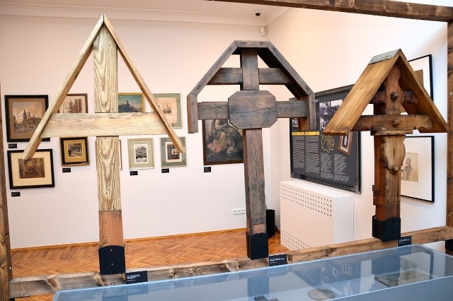 Krzyże z żołnierskich mogił prezentowane na wystawie „Sztuka w mundurze”