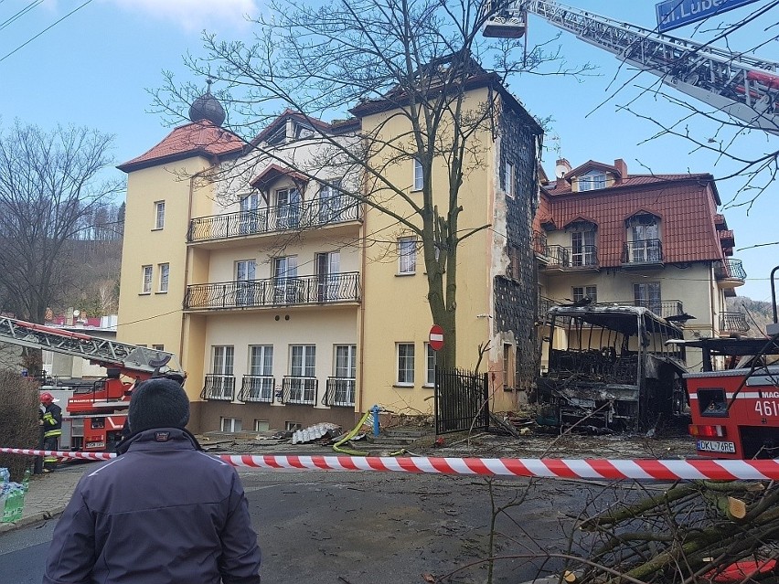 Ukrainiec rzucił niedopałek. Płonęły 4 auta i hotel [ZDJĘCIA]