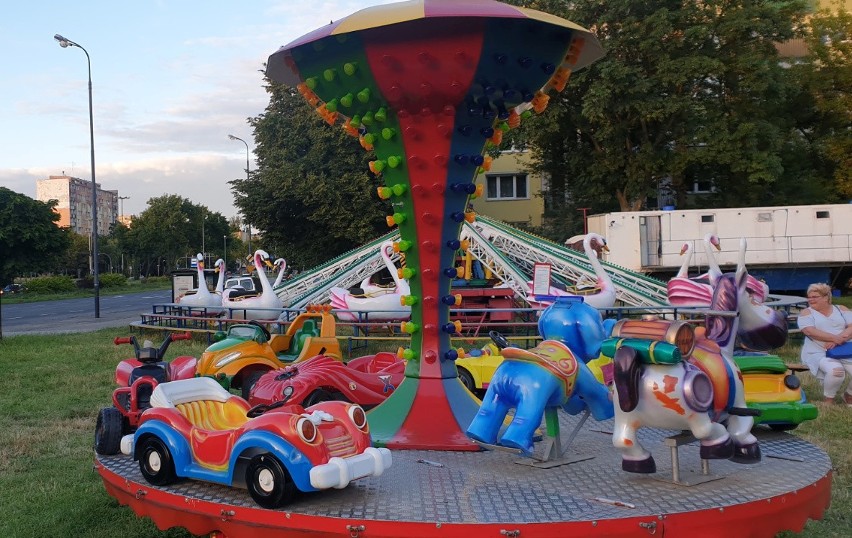 Wesołe miasteczko na łódzkim osiedlu. Karuzele, trampoliny i autodrom między blokami CENY