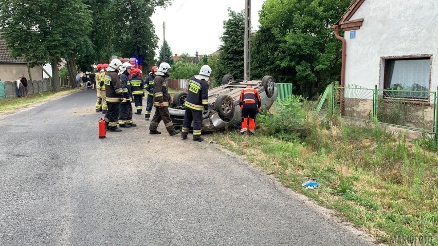 Wypadek w Masowie pod Opolem. Dachowało osobowe audi