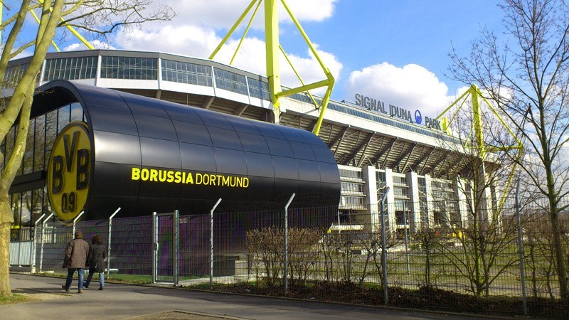 Okolice Signal Iduna Park przed sobotnim meczem Borussia -...