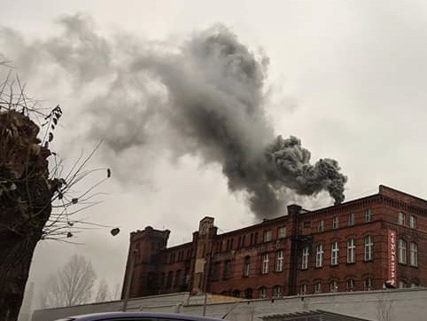 Dymiący komin kotłowni z ulicy Tęczowej we Wrocławiu.