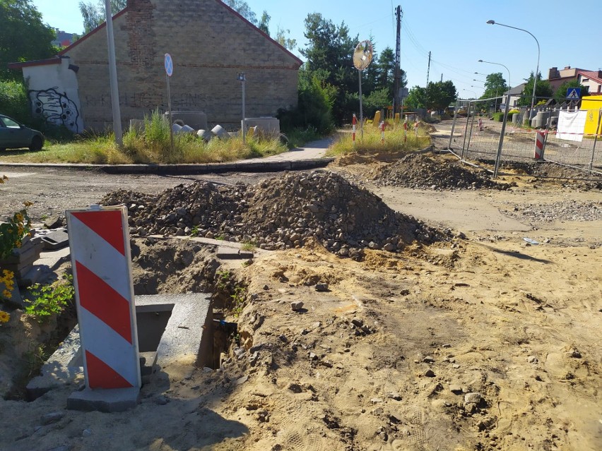 Trwa przebudowa ulicy Jesiennej w Częstochowie. Mieszkańcy...