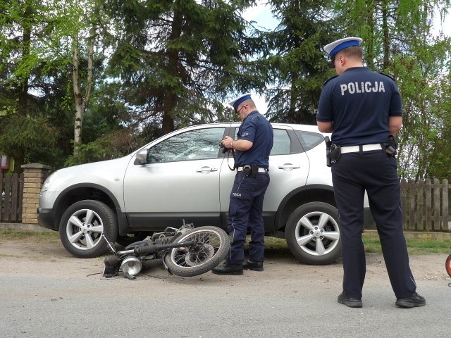 15-letni motocyklista bez prawa jazdy potrącił pieszego (ZDJĘCIA)