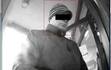 39-letni złodziej wpadł, bo został sfilmowany, gdy pobierał pieniądze w bankomacie