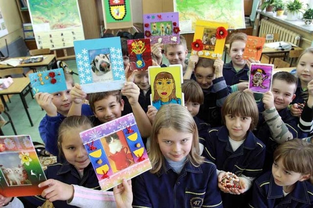 Uczniowie z klasy III e pokazują obrazki, które będzie można kupić na stoisku w szkole. Dochód przeznaczą na leki dla chorej Agnieszki.