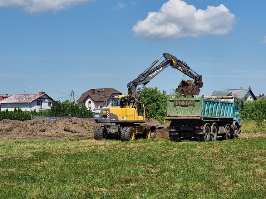 Wykonawca wszedł na plac budowy sępoleńskiego przedszkola....