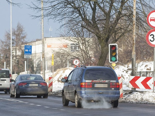 Budowa ulic w mieście to też utrudnienia dla kierowców. Na ul. Morskiej trwa budowa ronda. Do najbliższego poniedziałku przewidziano tu ruch wahadłowy. Kierowcy narzekają, ale okoliczni mieszkańcy też nie zostawiają suchej nitki na drogowcach.