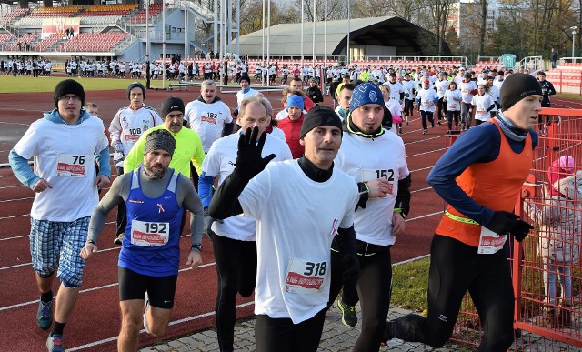 350 zawodników wzięło udział w I Biegu Niepodległości w Inowrocławiu. Rywalizowali na dystansie 5 kilometrów, ze startem na Stadionie Miejskim im. Inowrocławskich Olimpijczyków oraz metą pod halą widowiskowo-sportową. Pierwsze miejsce zajął Kamil Michalec z Krosna. Drugi był Rafał Tomkiewicz z Tuczna, a trzeci Ryszard Szymański z Dąbrówki. Wśród pań najszybszą okazała się Sylwia Nawrocka z Inowrocławia. Druga w klasyfikacji kobiet była Anna Grecman z Inowrocławia, a trzecia Małgorzata Rymarkiewicz z Bydgoszczy.