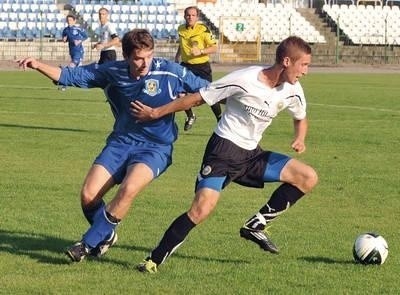 Hutnik zagrał w tym sezonu już jeden mecz na szczycie u siebie i go przegrał - 1-2 z Mogilanami. Na zdjęciu Michał Guja (przy piłce) z Hutnika ucieka Michałowi Morawskiemu z Mogilan. Fot. Wacław Klag