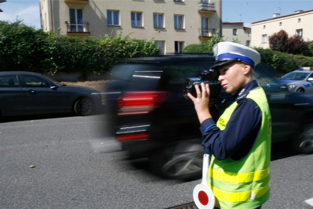 Kierowca, który świadomie zmusi policję do pościgu i nie zatrzyma się pomimo sygnałów świetlnych i dźwiękowych z radiowozu, popełni przestępstwo zagrożone karą do 5 lat więzienia.