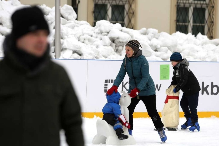 Na placu Wolnica łyżwiarze jeździli dla klimatu