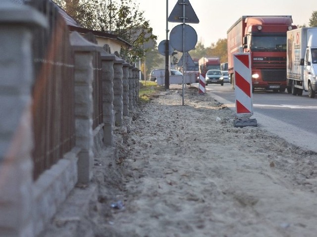 Jedna z naszych Czytelniczek zwraca uwagę, że projekt przebudowy ulicy Sikorskiego w Tarnobrzegu nie jest do końca przemyślany, bo na przykład przy jej posesji zasypana zostanie kanalizacja burzowa, grunt zostanie podniesiony, i nie będzie dla pieszych chodnika, tylko sama ścieżka rowerowa.