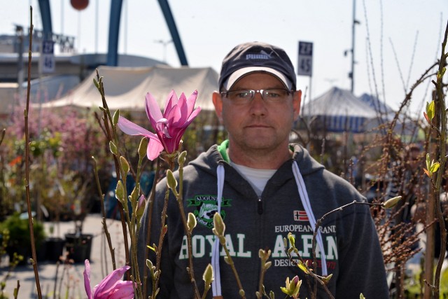 W Targach Kielce w piątek 5 kwietnia rozpoczęły się Targi Ogród i Ty. Oto najpiękniejsze kwiaty, krzewy oraz najciekawsze rzeczy do wyposażenia ogroduNa zdjęciu Mirosław Szmit, hodowca z Puław prezentuje Magnolię, odmianę Susan>>> ZOBACZ WIĘCEJ NA KOLEJNYCH ZDJĘCIACH 