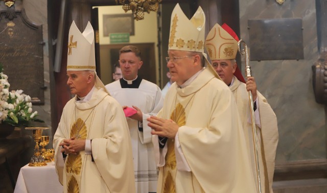 Mszy świętej pontyfikalnej przewodniczył biskup Jan Piotrowski
