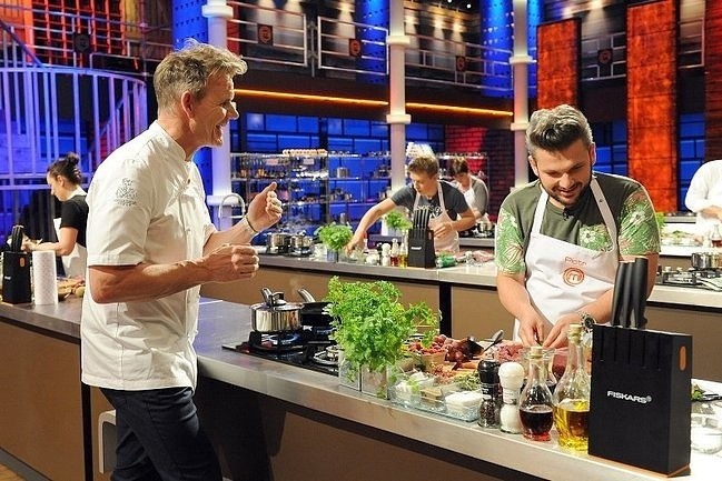 Gordon Ramsey w kuchni "MasteChefa" (fot....