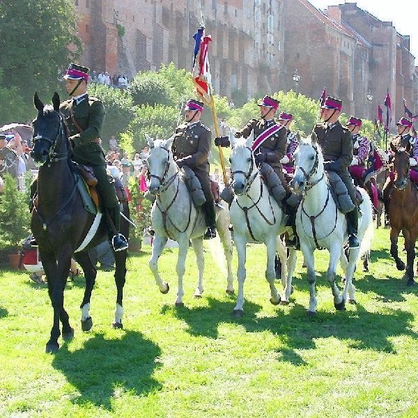 Zjazdy kawalerzystów są jednymi z  najważniejszych grudziądzkich wydarzeń.  Pielęgnują piękne tradycje naszego miasta i  upowszechniają wiedzę o jego historii. W Toruniu  uznania jednak nie znalazły...