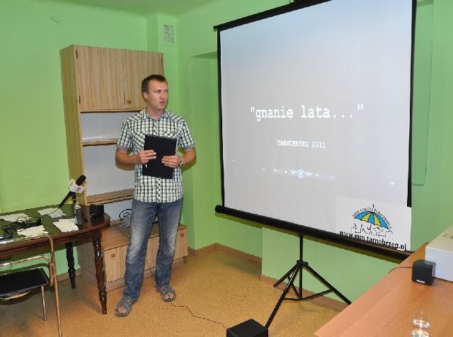 Wojciech Wąsik, prezes Stowarzyszenia Moje Miasto Tarnobrzeg zaprezentował podczas czwartkowej konferencji prasowej film "gnanie lata&#8230;&#8221;, w którym pokazane są kontrowersyjne zachowania amerykańskiego artysty, występującego na scenie w Tarnobrzegu.